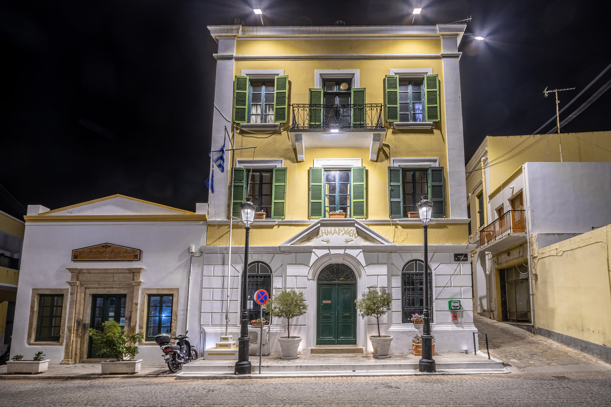 Λέρος: Αισθητικός εκσυγχρονισμός εξωτερικού φωτισμού στο κτίριο του Δημαρχείου