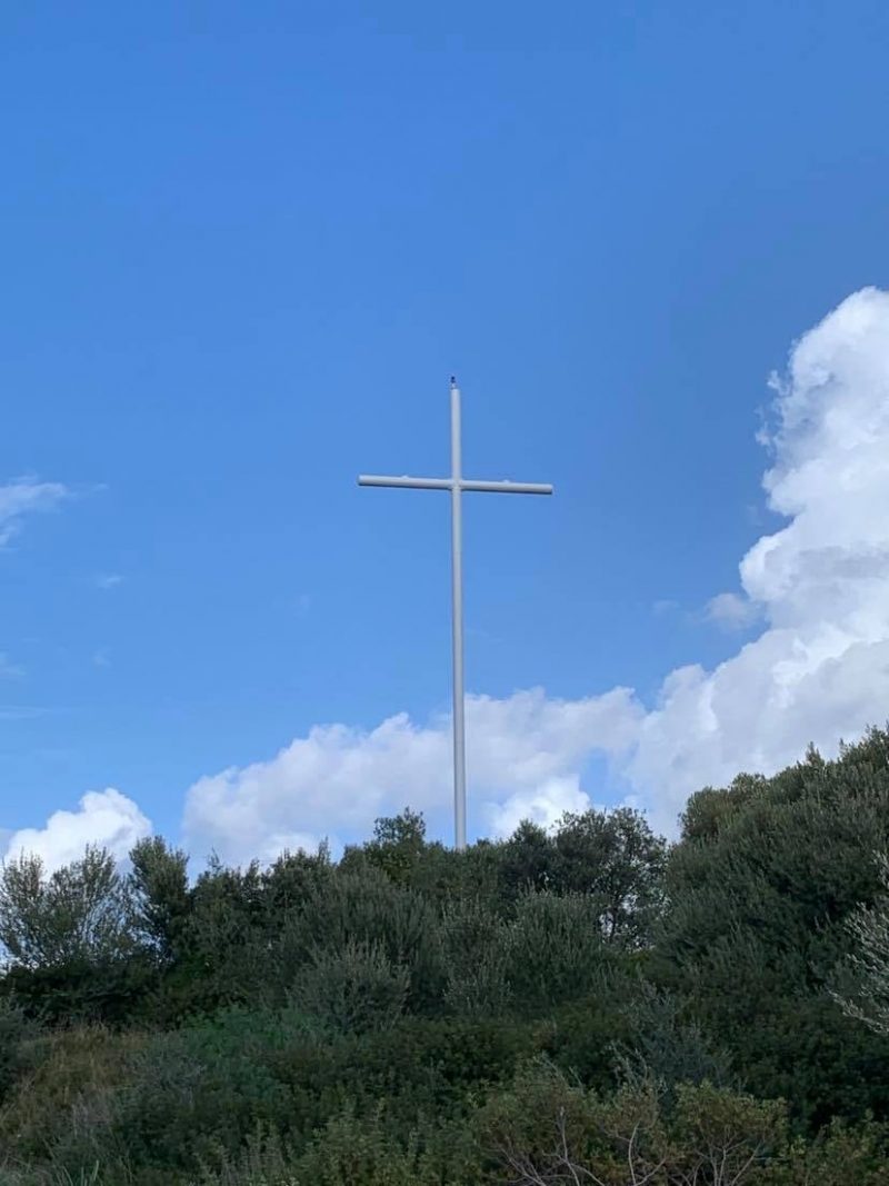 Λέρος: Ολοκληρώθηκε το έργο φωταγώγησης του Σταυρού στο Μεροβίβλι