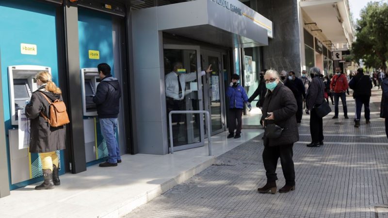Πόσα καταστήματα έκλεισαν οι τράπεζες το 2020