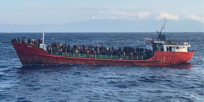 Ολοκληρώθηκε η διάσωση 382 αλλοδαπών &#8211; Στη Λέρο το φορτηγό πλοίο που τους μετέφερε