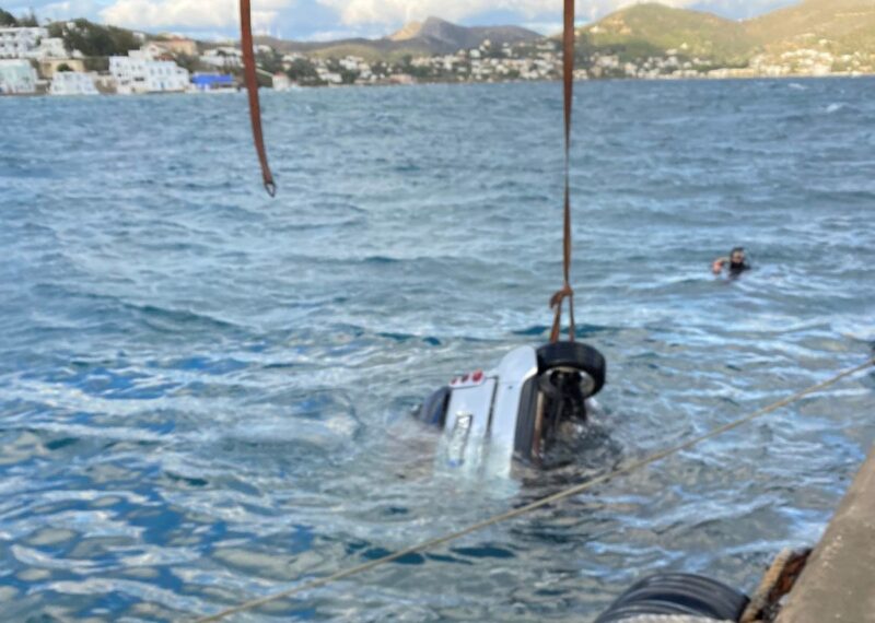 Λέρος: Πτώση οχήματος στη θάλασσα