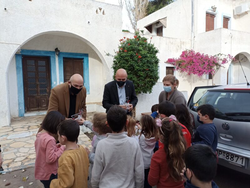 ΕΠΙΣΚΕΨΗ ΤΟΥ ΔΗΜΑΡΧΟΥ ΚΟΛΙΑ ΜΙΧΑΛΗ ΣΤΟΥΣ ΠΑΙΔΙΚΟΥΣ ΣΤΑΘΜΟΥΣ ΚΑΙ ΤΑ ΝΗΠΙΑΓΩΓΕΙΑ ΤΟΥ ΝΗΣΙΟΥ ΜΑΣ