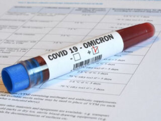 Κοροναϊός – Οι τρεις μύθοι για την Όμικρον που καταρρίπτονται