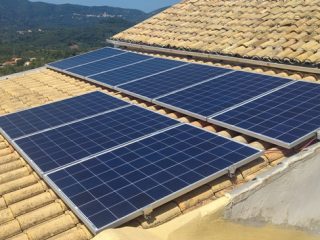 Φωτοβολταϊκά στη στέγη: Οφέλη και παγίδες &#8211; Τι ισχύει για ενοικιαστές και εξοχικά