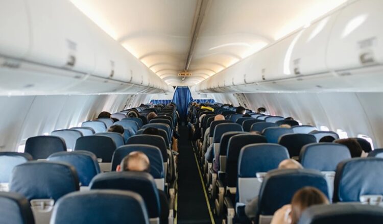 Παράθυρο, μέση ή διάδρομος; Ποια είναι η ασφαλέστερη θέση στο αεροπλάνο σε περίπτωση συντριβής