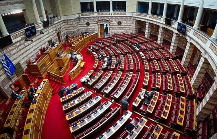 Κατατέθηκε στη Βουλή η τροπολογία για το μεταναστευτικό