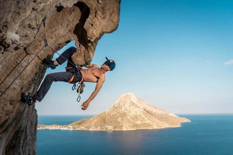 Ο Jo Nesbø σκαρφαλώνει στα μεγαλειώδη βράχια της Καλύμνου.