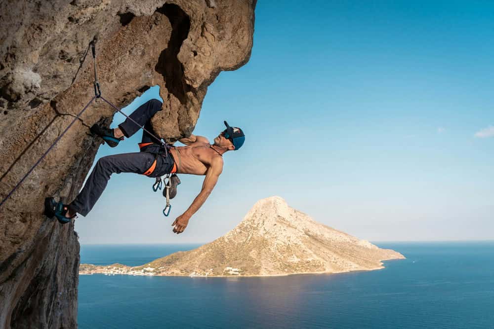 Ο Jo Nesbø σκαρφαλώνει στα μεγαλειώδη βράχια της Καλύμνου.