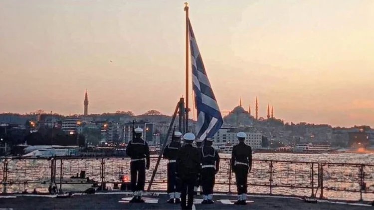 Η έπαρση της σημαίας στη φρεγάτα «Θεμιστοκλής» με θέα το Βόσπορο