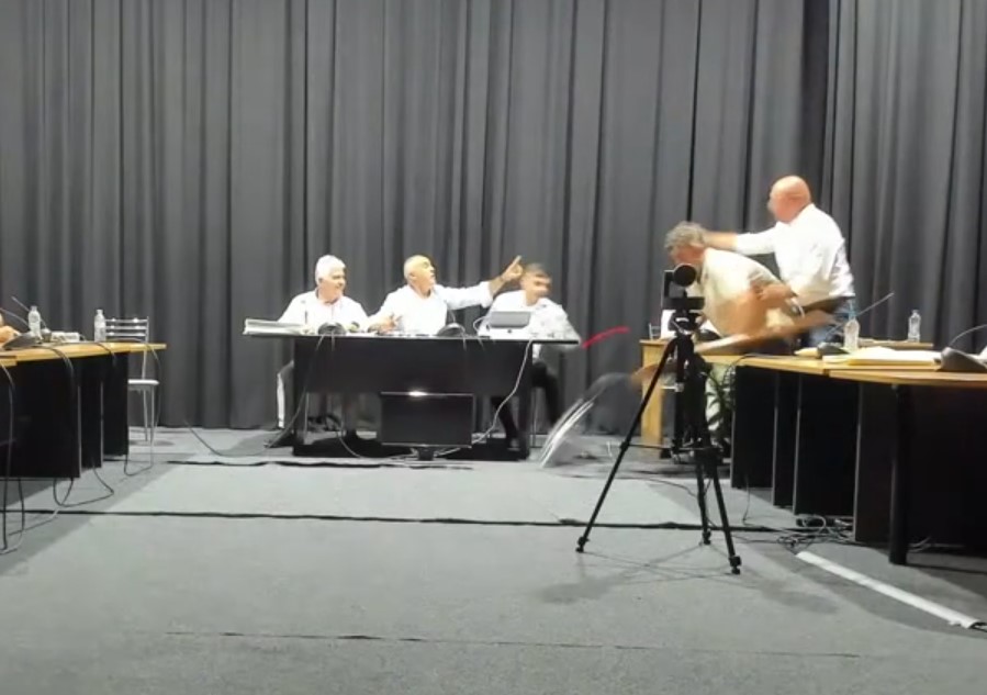 Λέρος: Το δημοτικό συμβούλιο παρέπεμψε στον εισαγγελέα τέσσερις υποθέσεις εν μέσω σφοδρών εντάσεων