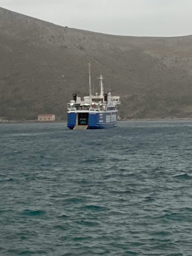 Με ανοιχτή μπουκαπόρτα μεσοπέλαγα το πλοίο “ΣΑΟΝΗΣΟΣ” εν πλω από Λέρο