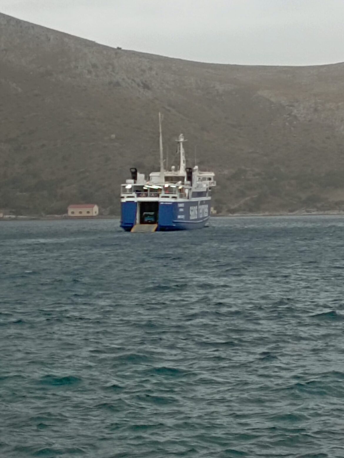 Με ανοιχτή μπουκαπόρτα μεσοπέλαγα το πλοίο “ΣΑΟΝΗΣΟΣ” εν πλω από Λέρο