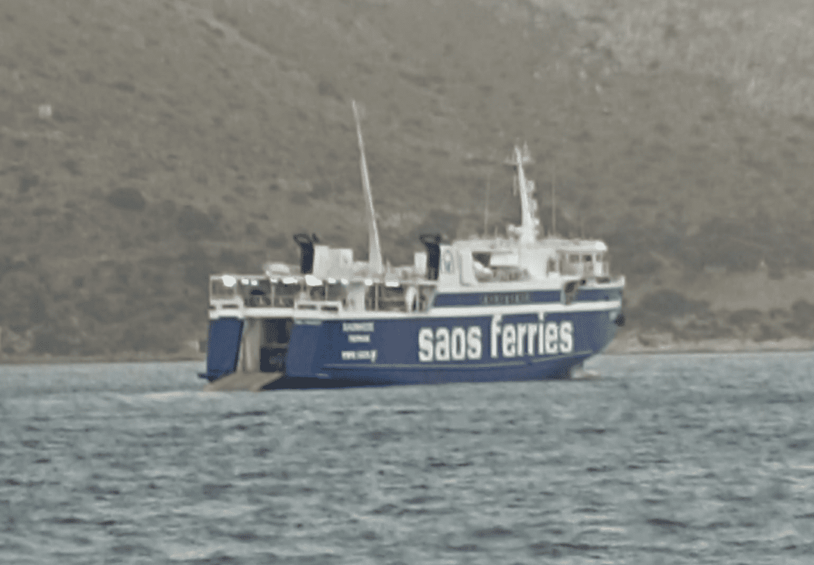 Με ανοιχτή μπουκαπόρτα μεσοπέλαγα το πλοίο “ΣΑΟΝΗΣΟΣ” εν πλω από Λέρο