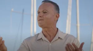 Έρωτας με την πρώτη ματιά για τους Λειψούς &#8211; δείτε το μουσικό βίντεο κλιπ του Δημάρχου με ράπερ