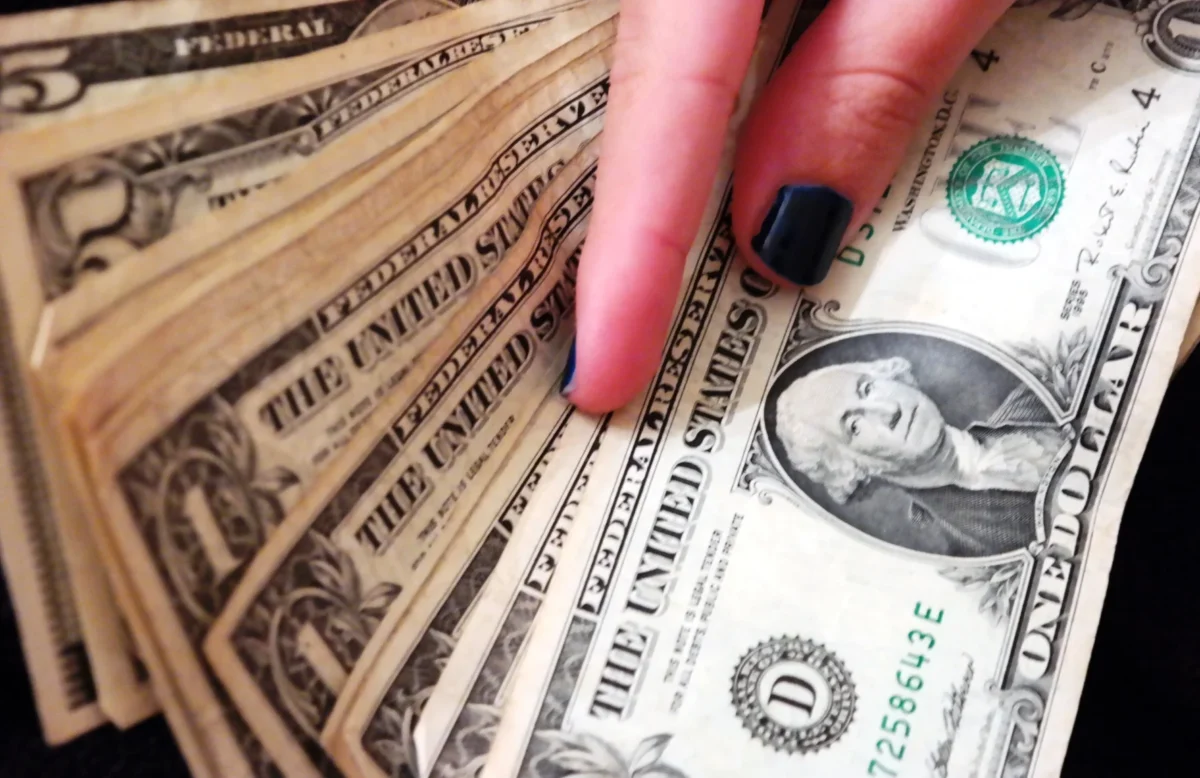 Δολάριο: Ο βασιλιάς των νομισμάτων κλονίζεται από την επίθεση Τραμπ στην παγκοσμιοποίηση