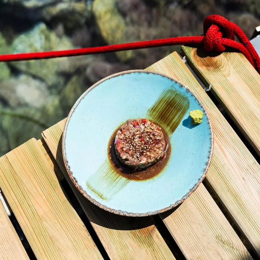 Λέρος: «Χρυσοί Σκούφοι» &#8211; Top Notch 2025 για το εστιατόριο &#8220;Mylos By The Sea&#8221;