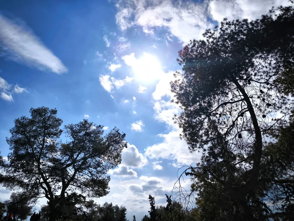 Καιρός – 25η Μαρτίου: Βροχές, αφρικανική σκόνη και ζέστη –Αναλυτική πρόγνωση