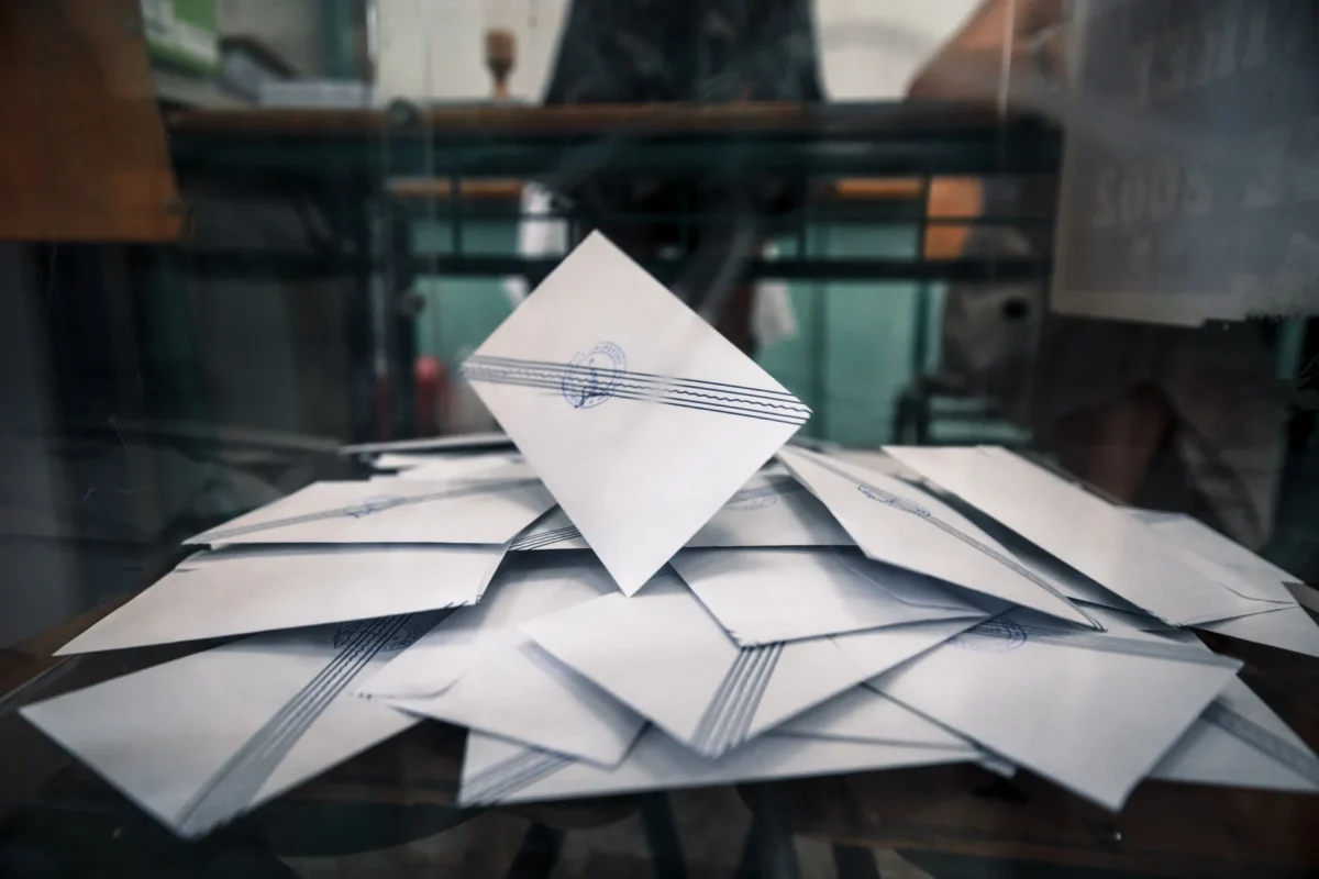 Δημοσκόπηση GPO: Απώλειες για τη ΝΔ, μισή μονάδα από το ΠΑΣΟΚ η «Πλεύση Ελευθερίας»