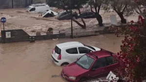 Σαρώνει την Πάρο η κακοκαιρία: Ορμητικοί χείμαρροι οι δρόμοι, μήνυμα του 112 για απαγόρευση κυκλοφορίας