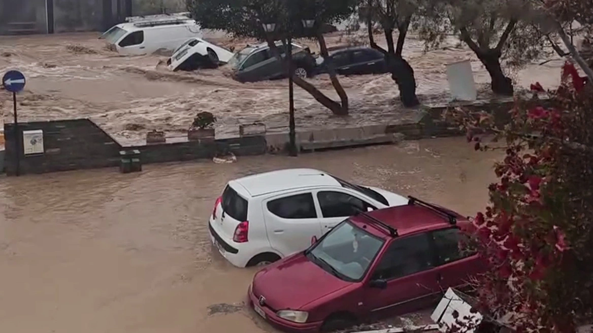 Σαρώνει την Πάρο η κακοκαιρία: Ορμητικοί χείμαρροι οι δρόμοι, μήνυμα του 112 για απαγόρευση κυκλοφορίας