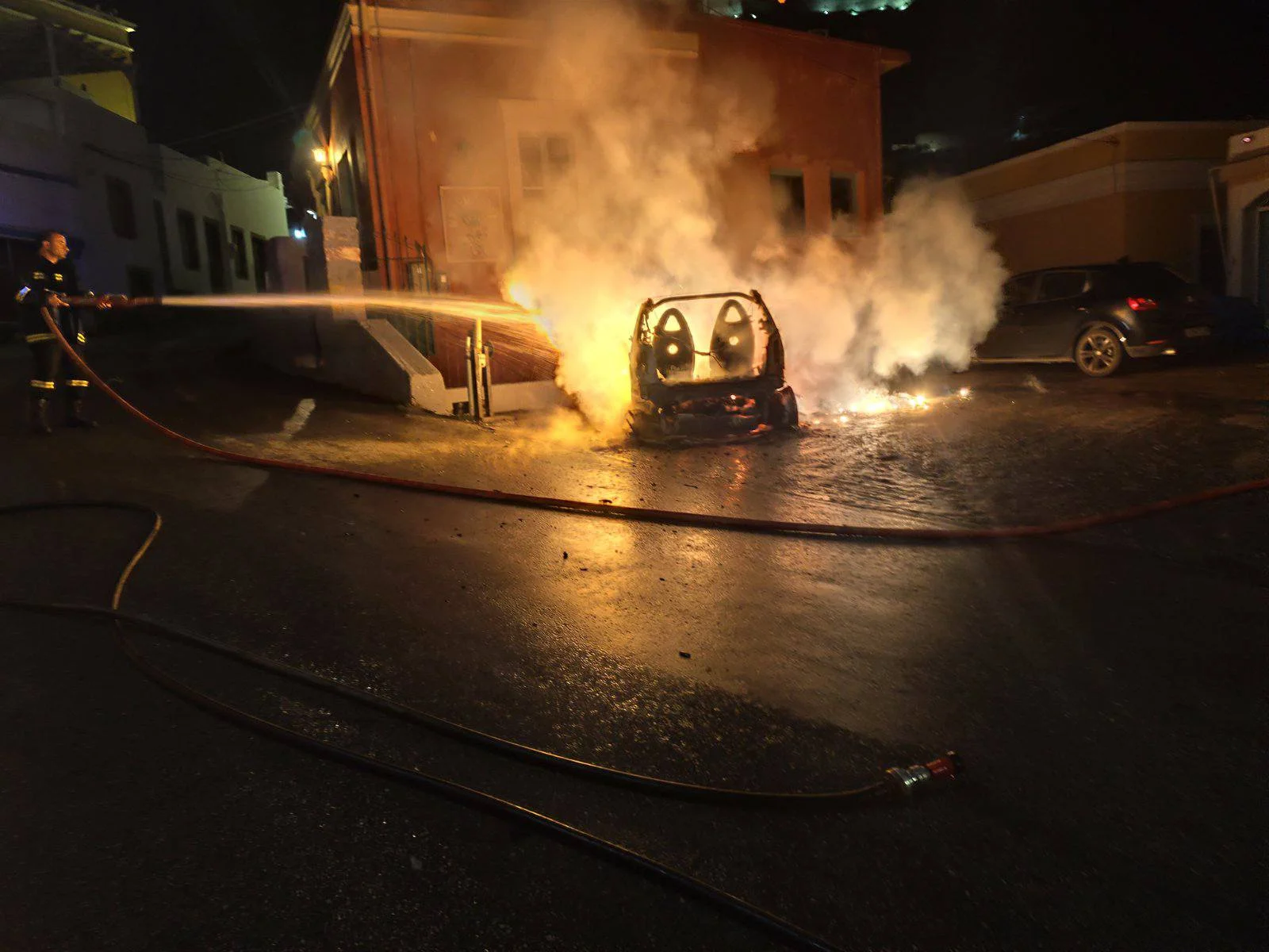 Λέρος: Φωτιά σε αυτοκίνητο που βρισκόταν εν κινήσει, στην περιοχή του Πλατάνου