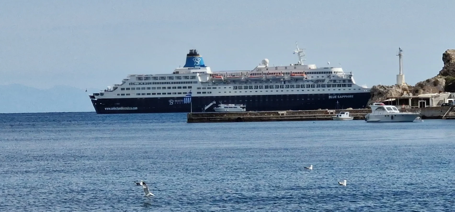 Θερμή Υποδοχή στη Λέρο: Η Πρώτη Άφιξη του Κρουαζιερόπλοιου BLUE SAPPHIRE