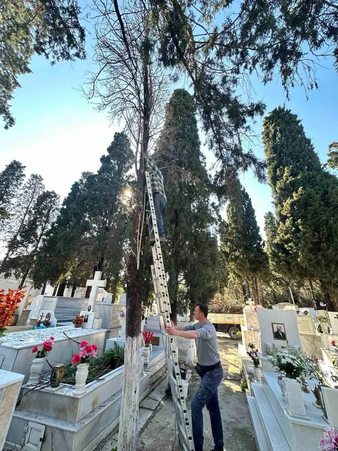 Λέρος: Δημοτικοί σύμβουλοι με σκούπες: Όταν δεν υπάρχει προσωπικό, απαντούν “έχουμε χέρια!”