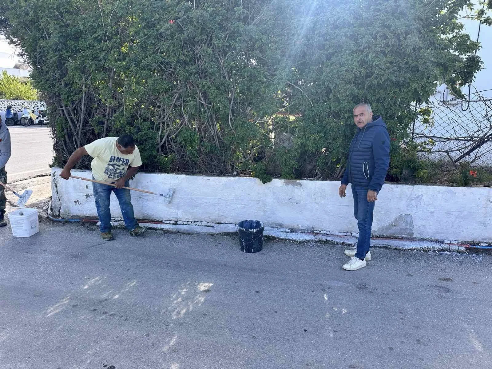 Λέρος: Καθαροί οι δρόμοι και οι ναοί για την περιφορά των Επιταφίων – Εθελοντές και Δήμος δίνουν το παράδειγμα