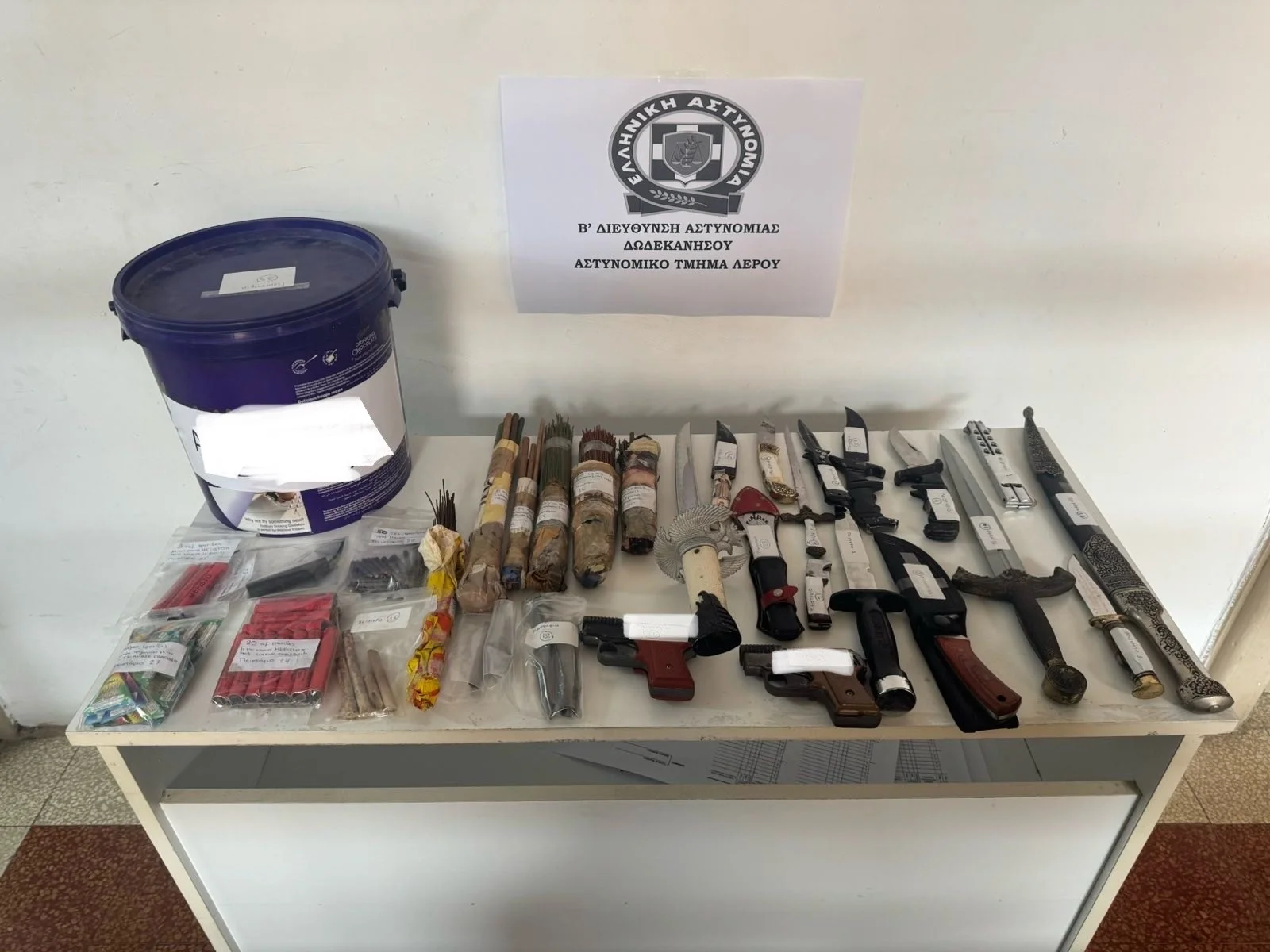 Λέρος: Σύλληψη 28χρονου για παράνομη κατοχή όπλων, εκρηκτικών και πυροτεχνικών ειδών