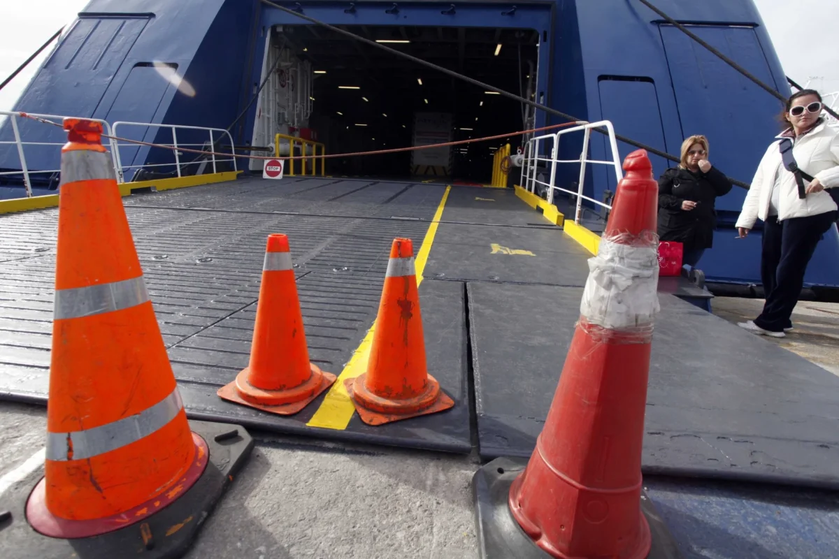 Πρωτομαγιά: Δεμένα τα πλοία στα λιμάνια