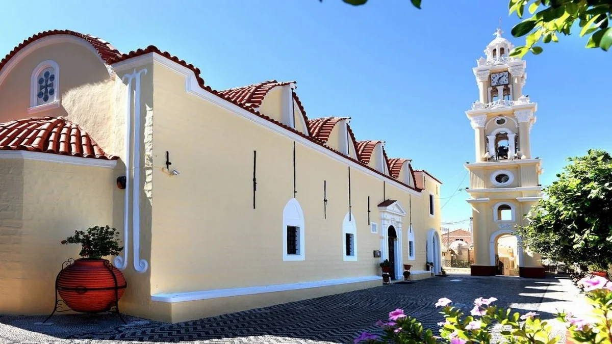 Ρόδος: Κατάρρευση εξέδρας την ώρα της Ανάστασης στην Ιαλυσό – Έπεσαν δημοτικές σύμβουλοι, χωρίς τραυματισμούς