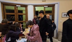 Σαββατόβραδο στη Λέρο: Πλήθος κόσμου στο Κινηματοθέατρο για την παράσταση της Θεατρικής Ομάδας [VIDEO]