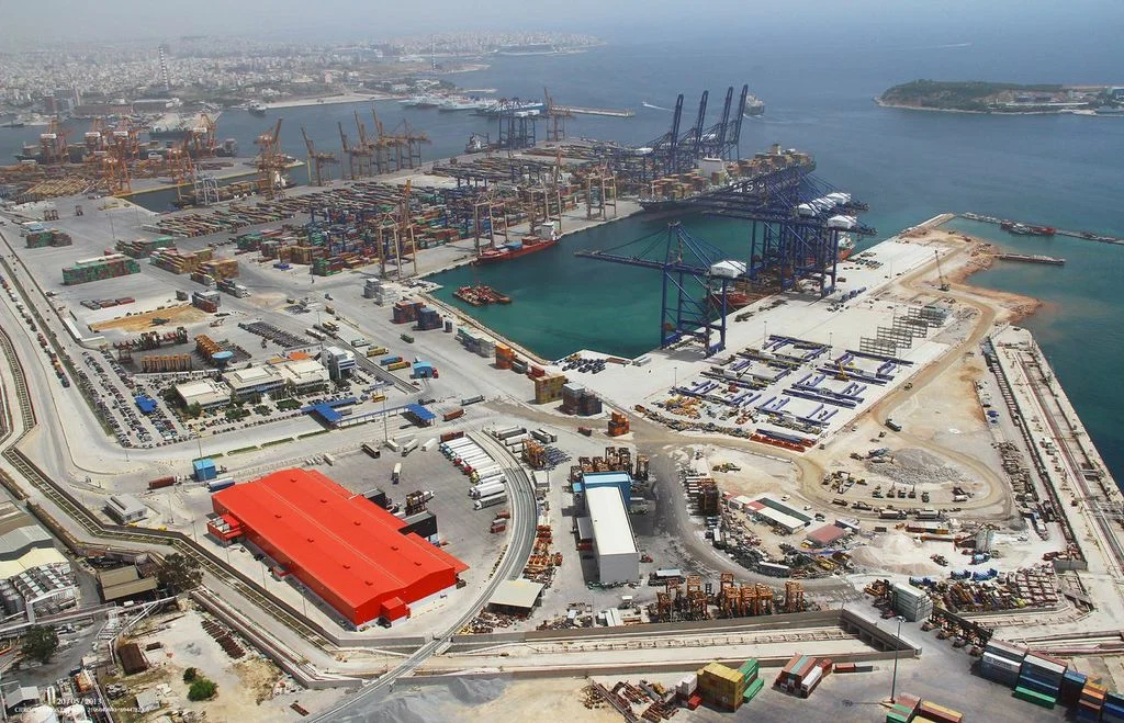 Η Ευρώπη εγκλωβισμένη ανάμεσα στη σύγκρουση ΗΠΑ-Κίνας: Οι κίνδυνοι από το φλερτ με το Πεκίνο