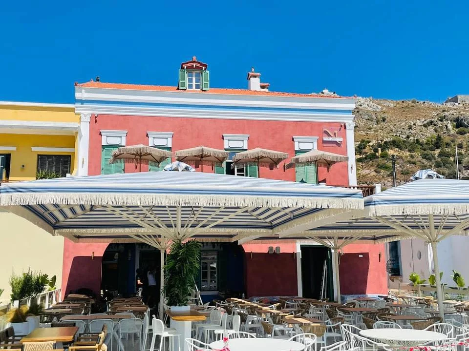 Λέρος: Πασχαλινό Ραντεβού Γεύσεων στο NAVARONE Estate – Με τον Γιάννη Μπαξεβάνη στην Κουζίνα!