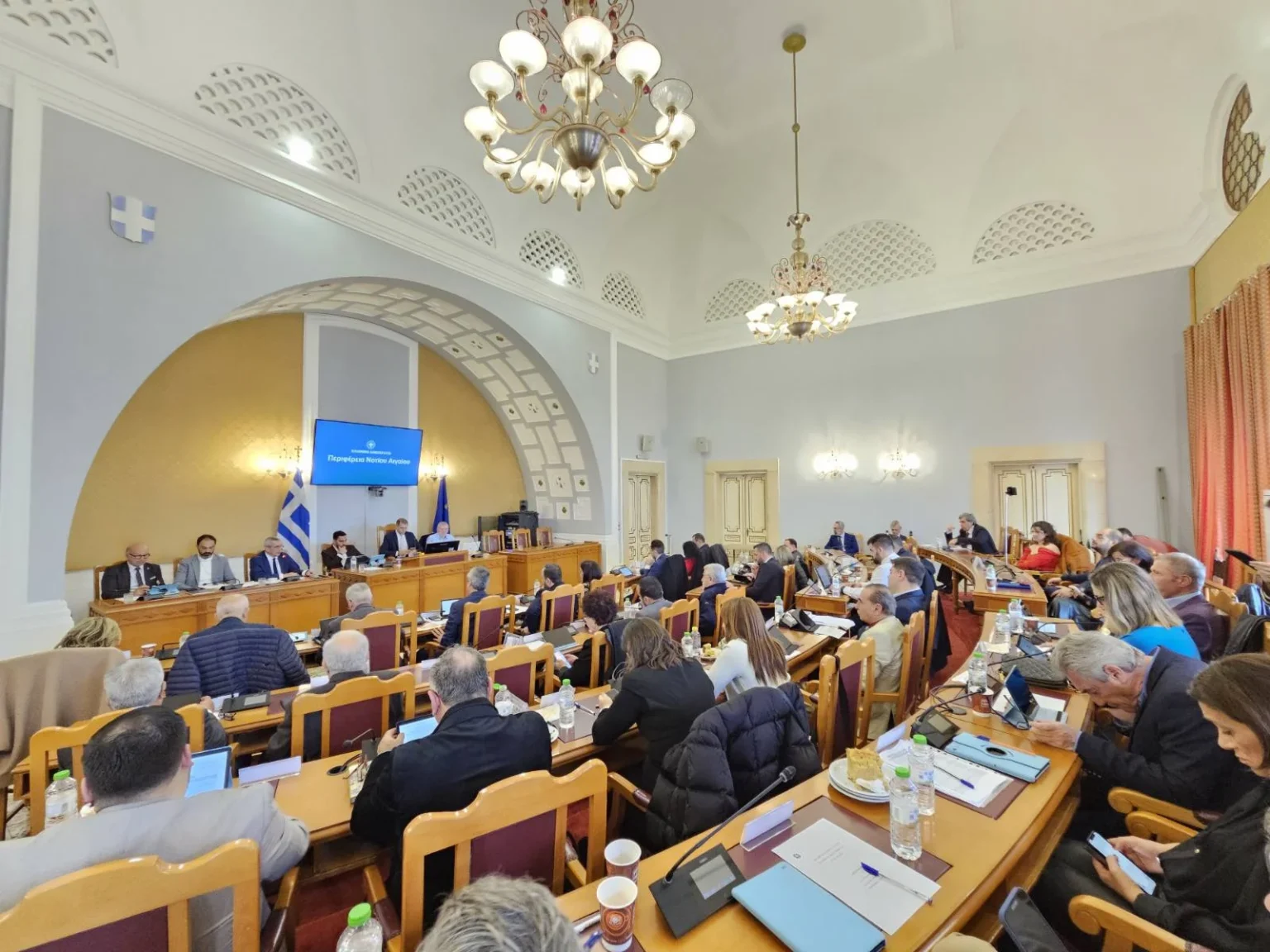 Περιφερειακό Συμβούλιο: Η χρηματοδότηση του ειδικού πλάνου προβολής της Σαντορίνης και τα έργα αποκατάστασης των υποδομών σε Πάρο και Μύκονο