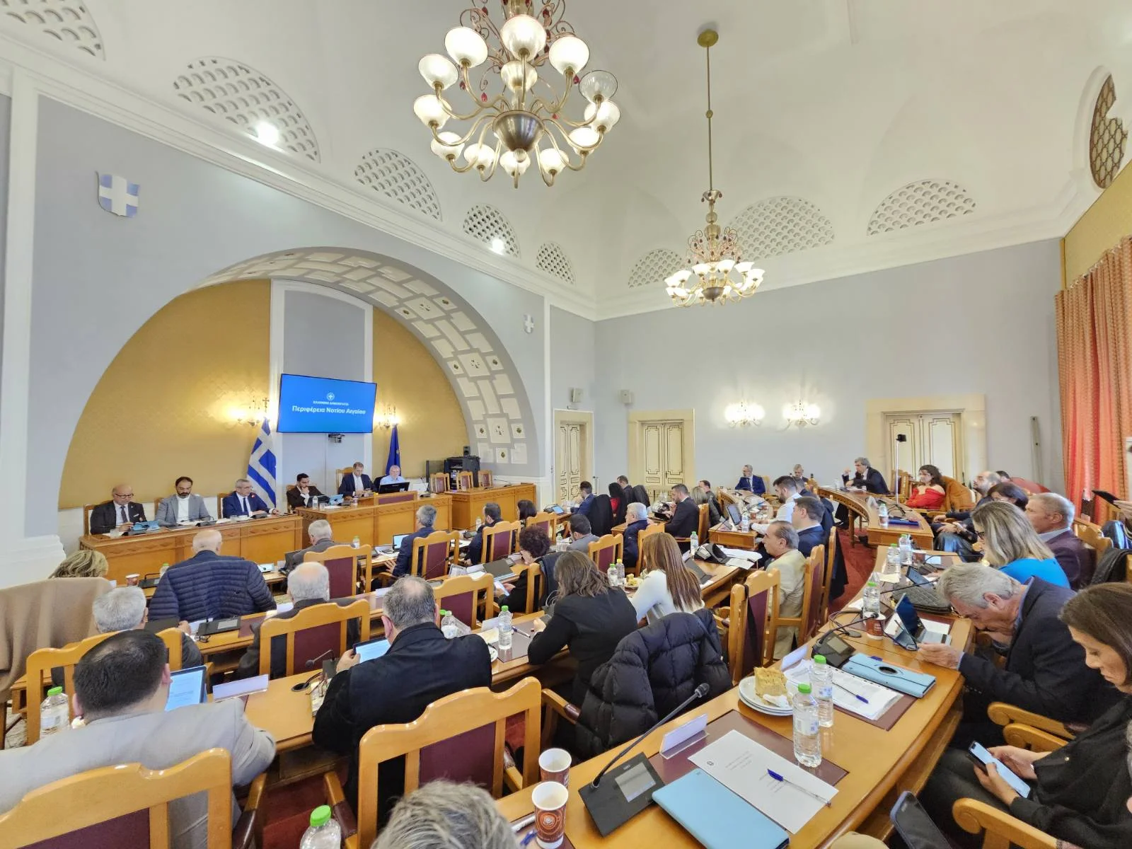 Περιφερειακό Συμβούλιο: Η χρηματοδότηση του ειδικού πλάνου προβολής της Σαντορίνης και τα έργα αποκατάστασης των υποδομών σε Πάρο και Μύκονο