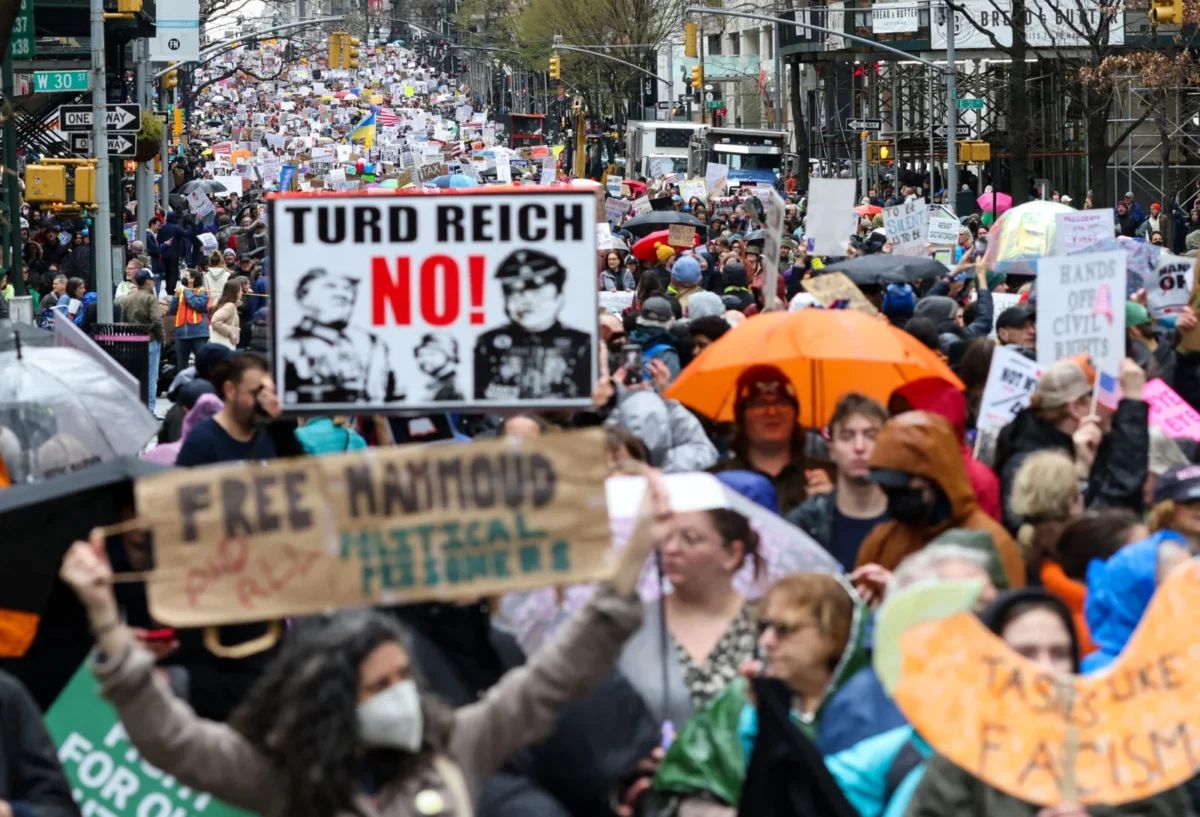 Προβλήματα για τον Τραμπ: Χιλιάδες διαδηλωτές στους δρόμους των ΗΠΑ και της Ευρώπης κατά των πολιτικών του