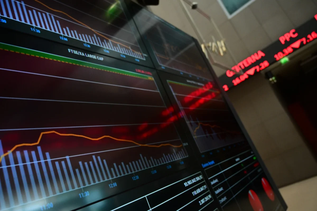 Σοκ και δέος στις αγορές: Σε ελεύθερη πτώση μετοχές, πετρέλαιο, κρυπτονομίσματα – Απογείωση για χρυσό, άνοδος και για ομόλογα