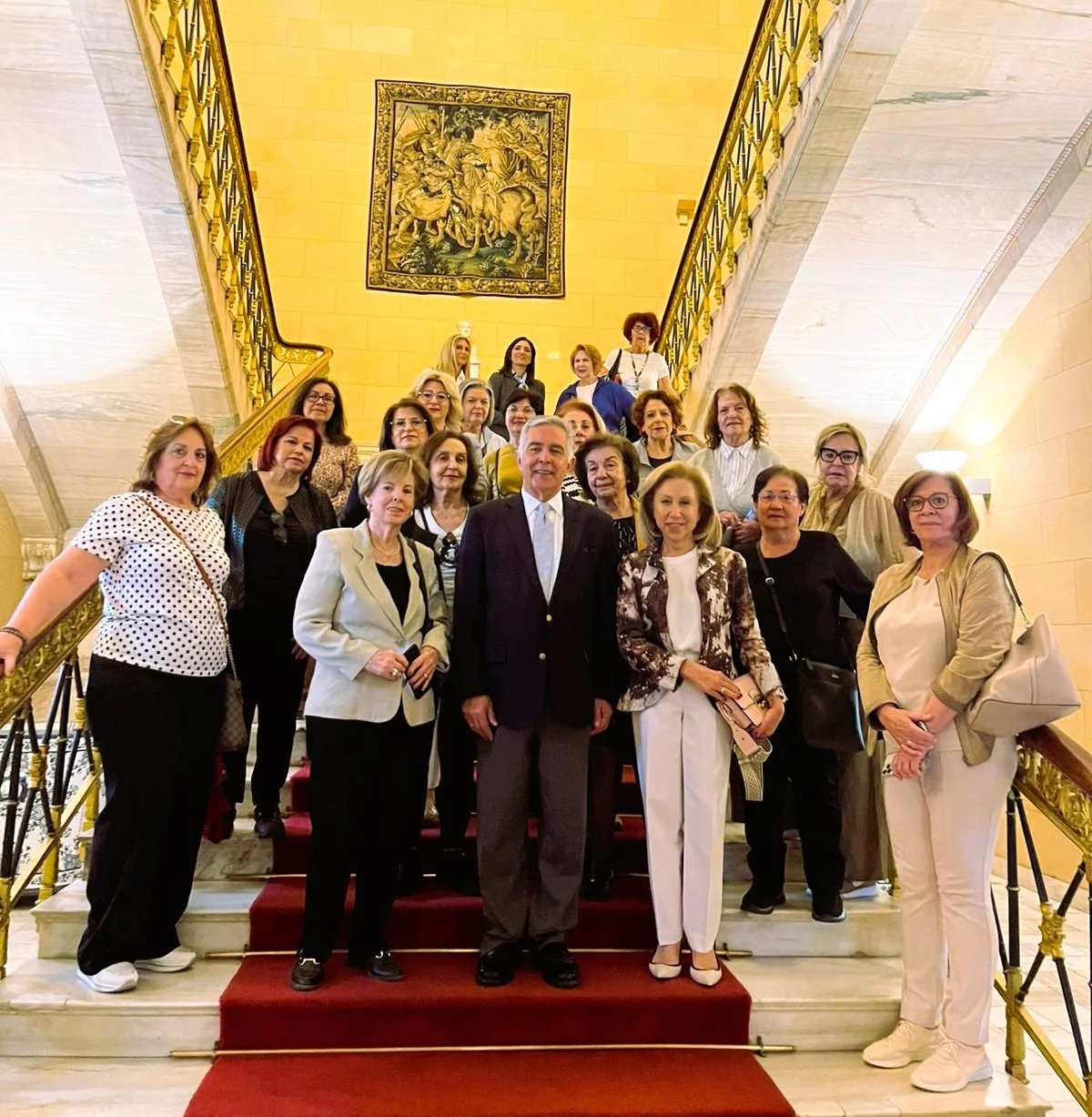 Συνάντηση του Βασίλη Α. Υψηλάντη στη Βουλή με τα μέλη του ιστορικού σωματείου «Δωδεκανησιακή Μέλισσα»