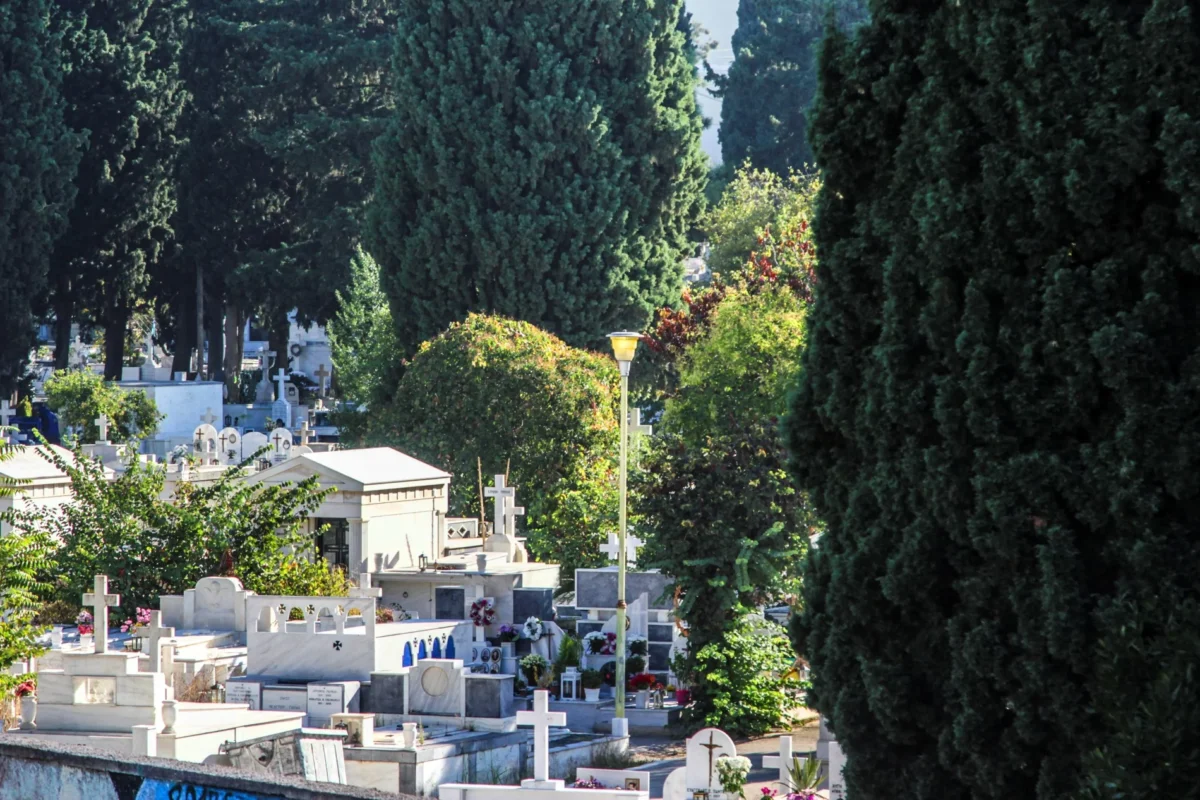 ΥΠΕΣ: Αποκλειστικά στους δήμους τα κοιμητήρια