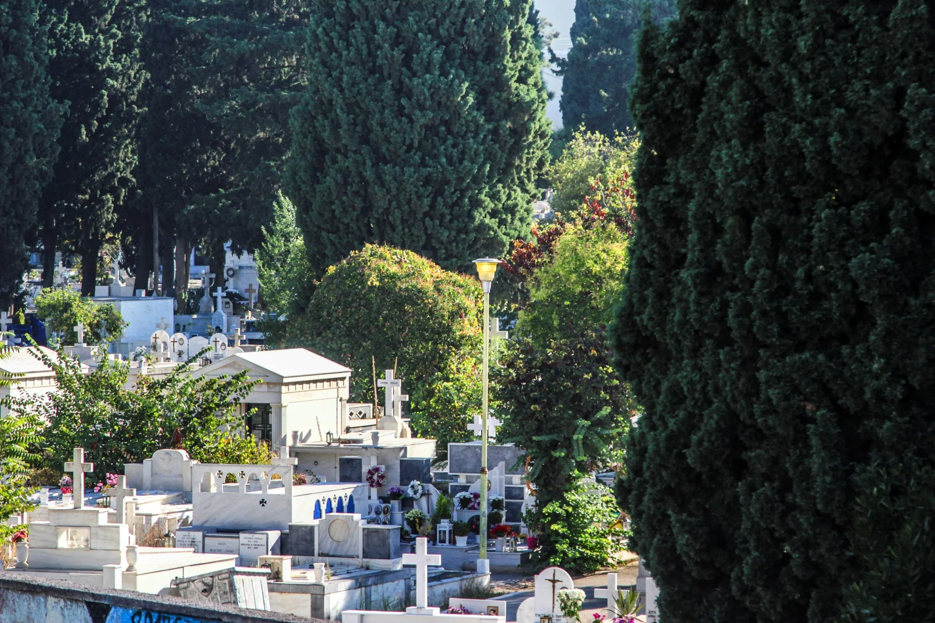 ΥΠΕΣ: Αποκλειστικά στους δήμους τα κοιμητήρια