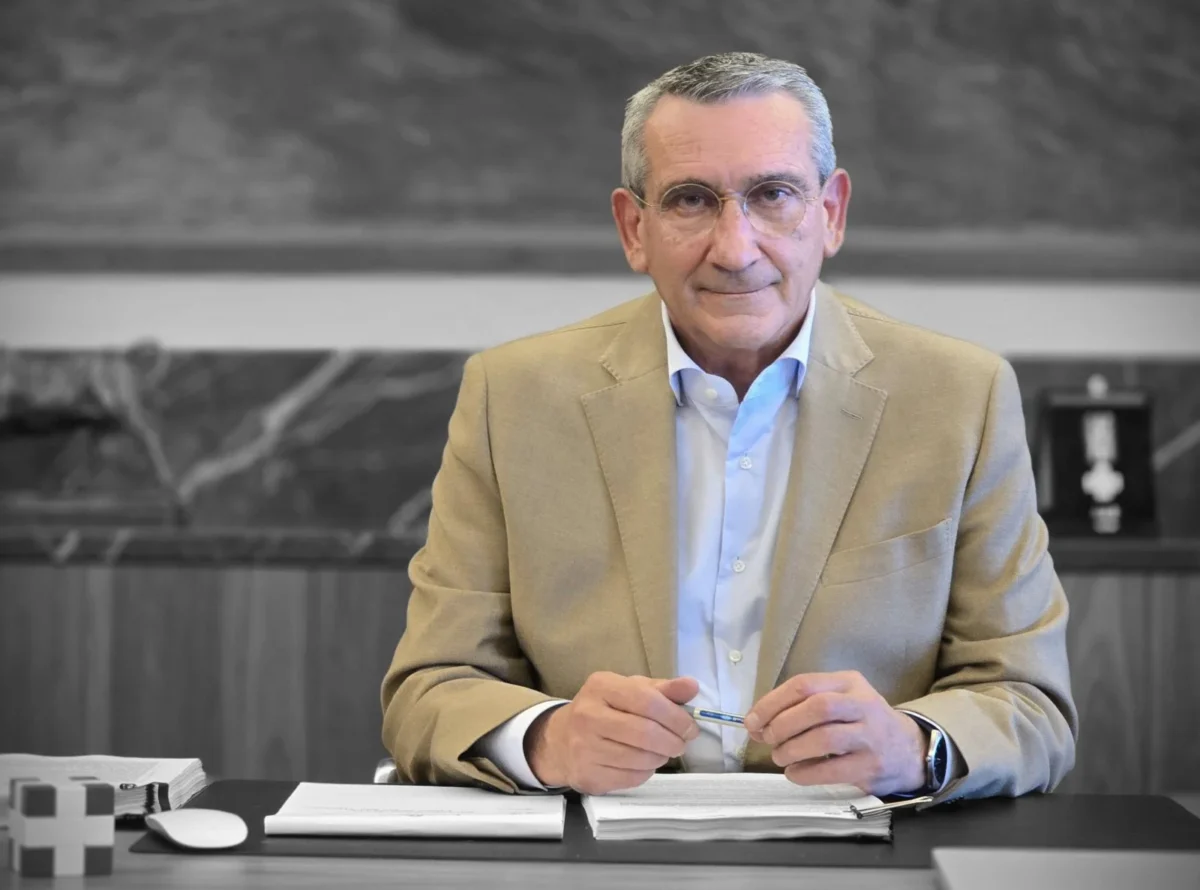 Λέρος: Υπεγράφη από τον Περιφερειάρχη η σύμβαση για την αποκατάσταση των υποσκαφών στον Λιμένα Λακκίου