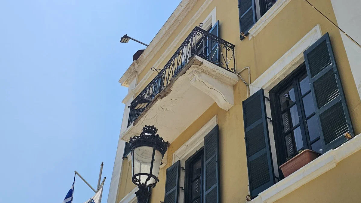 Λέρος: Γκρεμίστηκε το… μπαλκόνι του Δημαρχείου – Από τύχη δεν θρηνήσαμε θύματα!