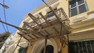 Λέρος: Άμεση παρέμβαση του Δήμου στο κτίριο με το ετοιμόρροπο μπαλκόνι