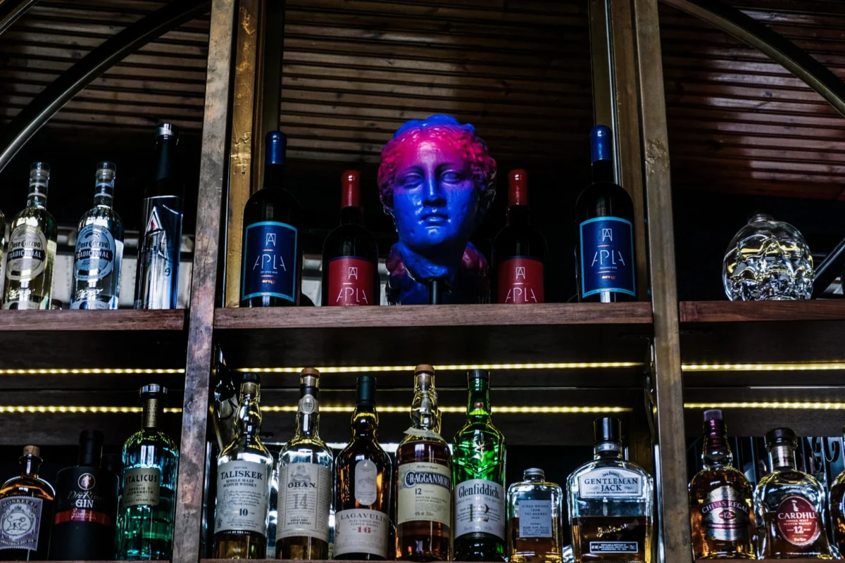 Μπλόκο στην πώληση καπνού και αλκοόλ σε ανηλίκους – Αυστηρές ποινές για τους παραβάτες