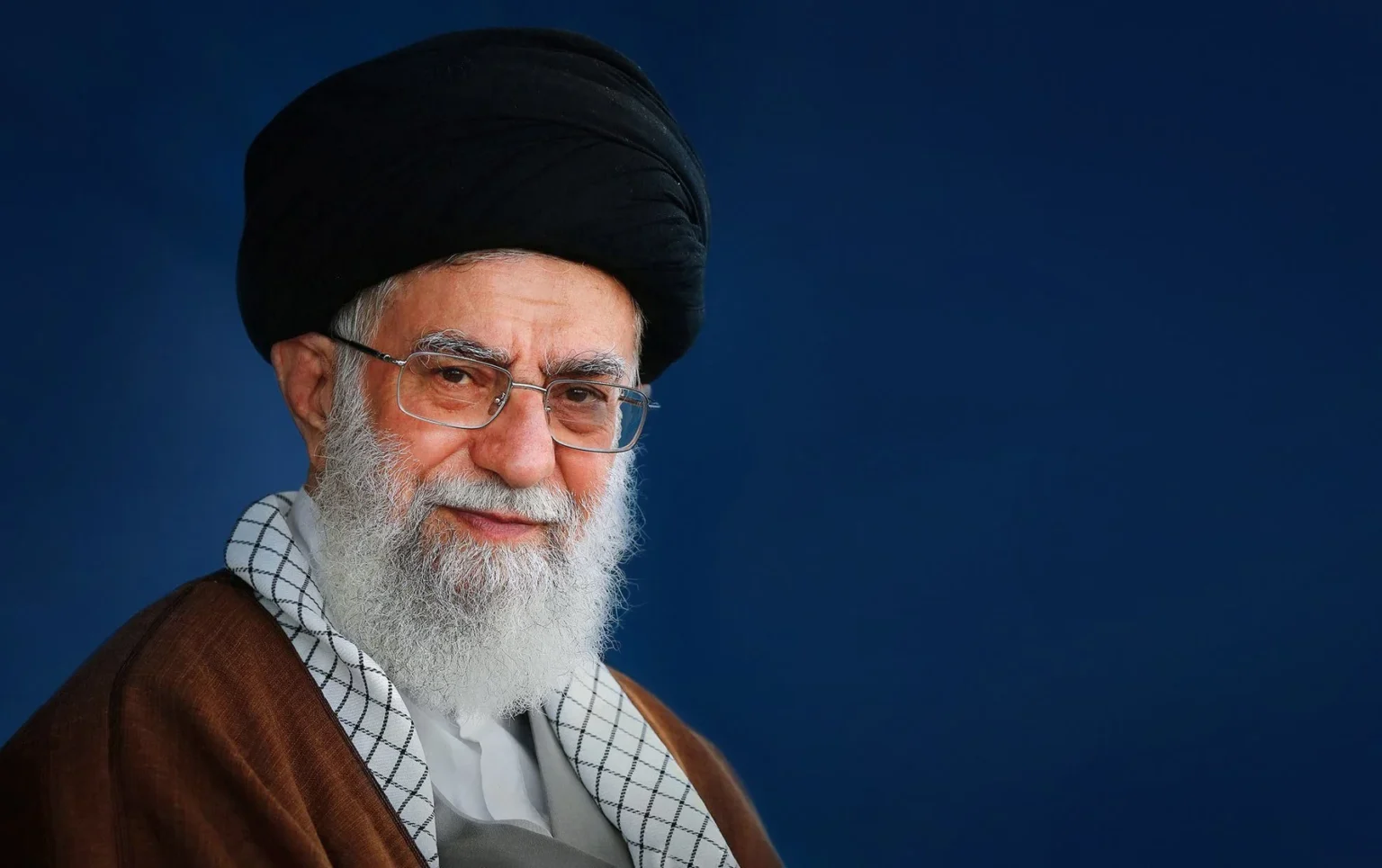 Ιράν: Ο Χαμενεΐ απειλεί να βυθίσει το αεροπλανοφόρο Lincoln &#8211; Κλείνει τα Στενά του Ορμούζ