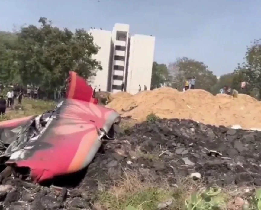 Ινδία: Εκατόμβη νεκρών από την πτώση του Boeing – Μόνο ένας επιζών