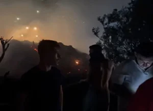 Λέρος: Πυρκαγιά στη Γούρνα &#8211; Μάχη με τις φλόγες υπό ισχυρούς ανέμους