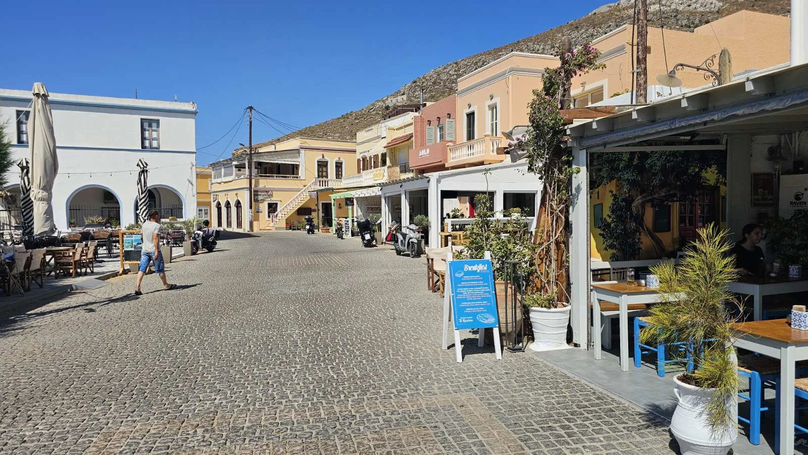 Λέρος – Αποκλειστικό: Πεζοδρόμηση στην Αγία Μαρίνα και σε άλλα σημεία του νησιού