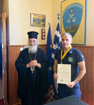 Λέρος: Ο Μητροπολίτης Παΐσιος τίμησε τον Λιμενάρχη